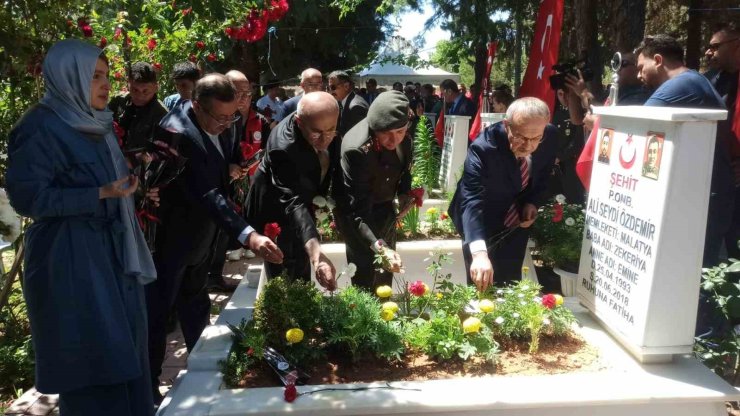 Vali Yavuz ve protokol şehitliği ziyaret etti