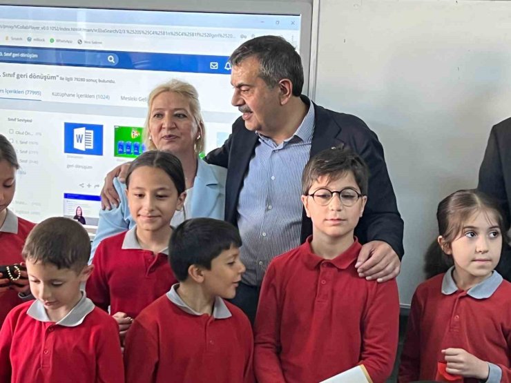 Milli Eğitim Bakanı Tekin’den okula sürpriz bayram ziyareti
