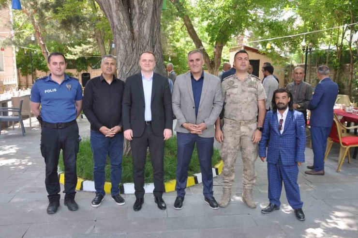 Bulanık’ta protokol halkla bayramlaştı