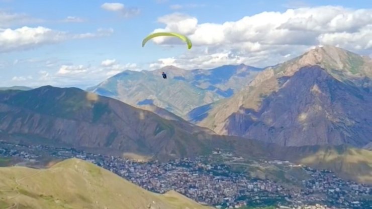 Yüksekova’nın gençleri gökyüzüyle buluşuyor: Yamaç paraşütüyle pilot olma hayali gerçek oldu