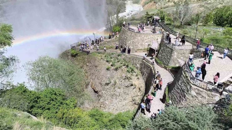 Tortum Şelalesi coştu, ziyaretçi akınına uğradı