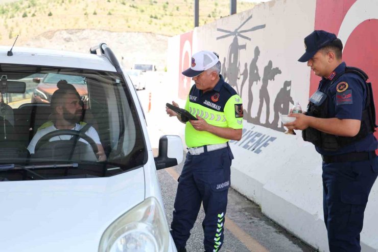 Elazığ’da jandarma ekiplerinin bayram denetimi sürüyor