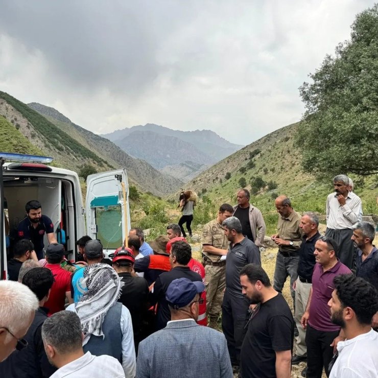Hakkari’de dağdan düşen yaralı şahıs kurtarıldı