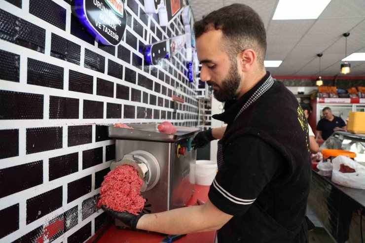 Kasapların kıyma mesaisi sürüyor
