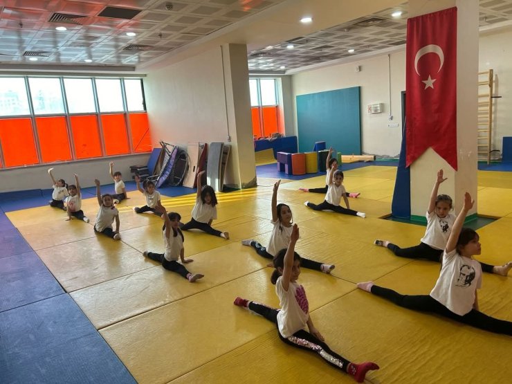 Yeni Spor Salonu’nda başlayan artistik cimnastik antrenmanları yoğun ilgi görüyor
