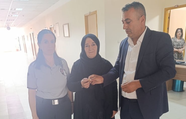 Hakkari’de bulunan 35 bin TL değerindeki yüzük sahibine teslim edildi