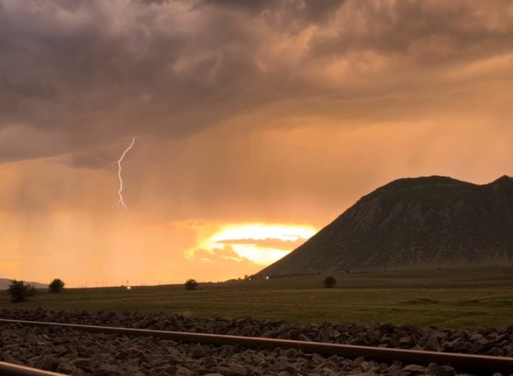 Tatvan’da gökyüzü kızıla büründü