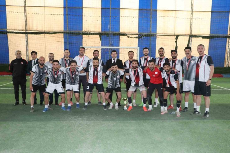 Hakkari’de öğretmenler arası futbol turnuvası sona erdi