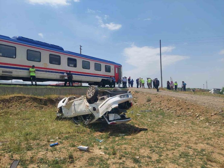 Muş’ta tren otomobile çarptı: 1 yaralı