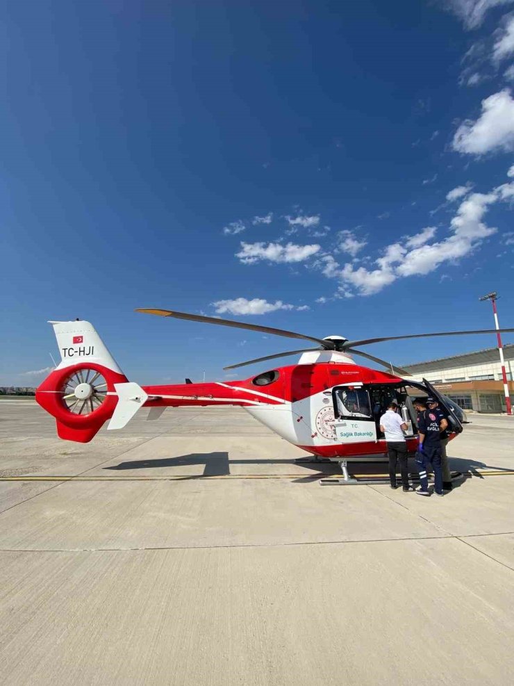 Bahçesaray’da 17 yaşındaki hasta ambulans helikopterle Van’a sevk edildi