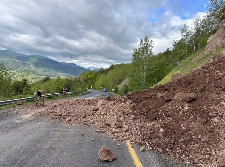 Ardahan-Posof kara yolunda toprak kayması