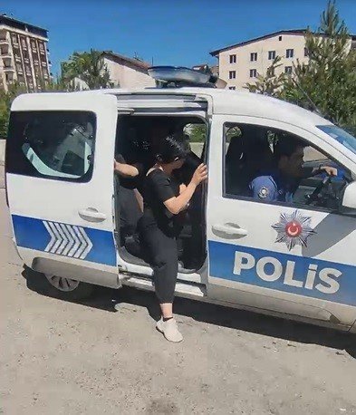 YKS ilk oturumuna geç kalan öğrencilere polis desteği