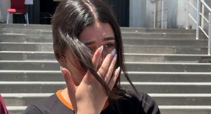 YKS çıkışı duygusal anlar: Gözyaşlarına boğulan genç kızı annesi teselli etti