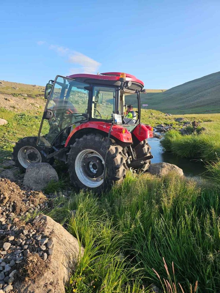Arpaçay’da traktör şarampole devrildi: 2 yaralı