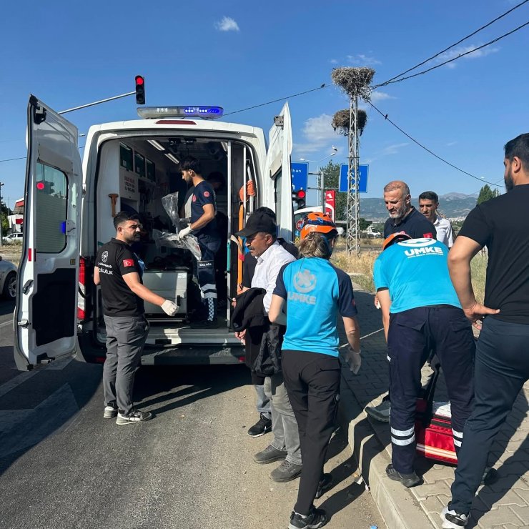 Bingöl’de otomobil elektrik direğine çarptı: 2 yaralı