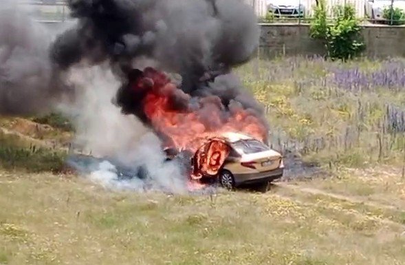 Park halindeki araç alev topuna döndü