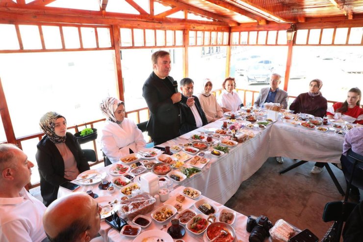 Vali Aydoğdu, Hünerli Eller Kadın Kooperatifi Kahvaltı Salonu’nda basın mensuplarıyla buluştu