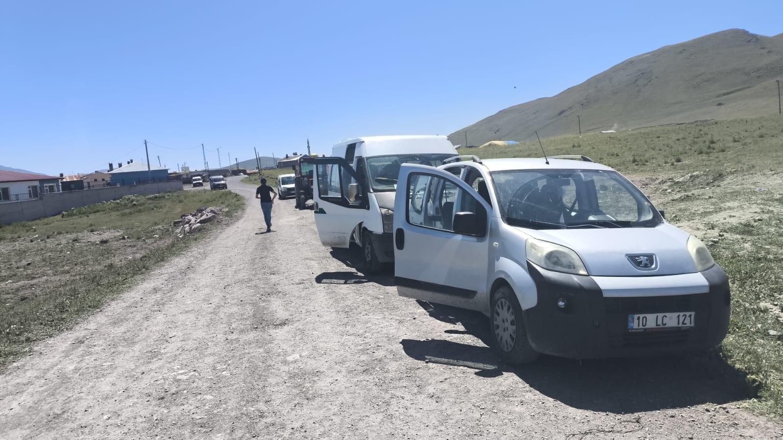 karsta-su-sorunu-yasayan-koyluler-yol-kapatti-3.jpg
