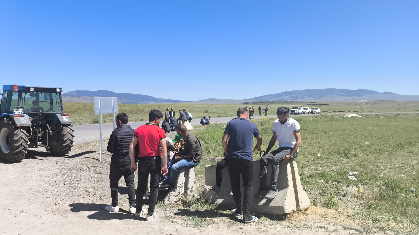 karsta-su-sorunu-yasayan-koyluler-yol-kapatti-5.jpg