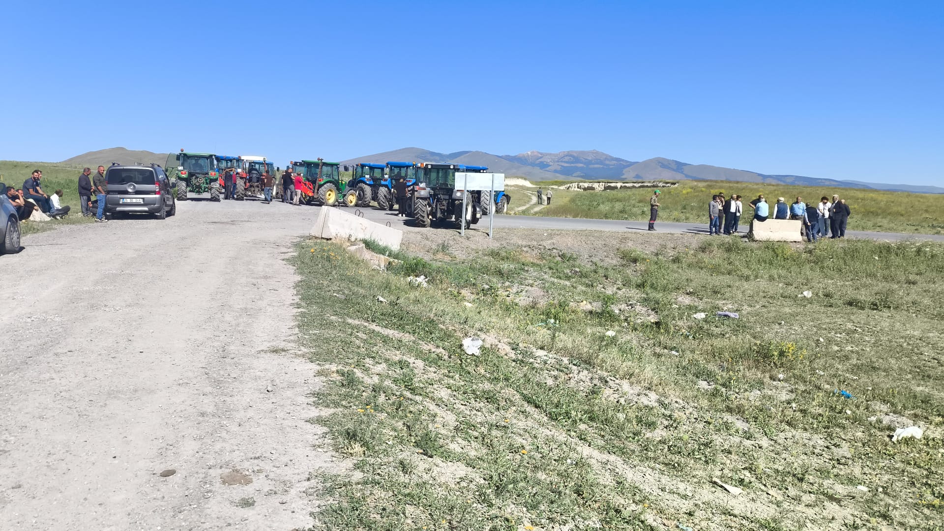 karsta-su-sorunu-yasayan-koyluler-yol-kapatti-6.jpg