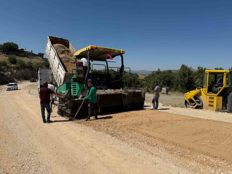 Tunceli’de grup köy yollarında sıcak asfalt çalışması başladı