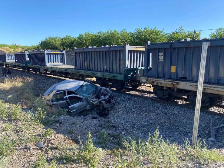 Malatya’da yük treni hemzemin geçitte otomobile çarptı: 5 yaralı