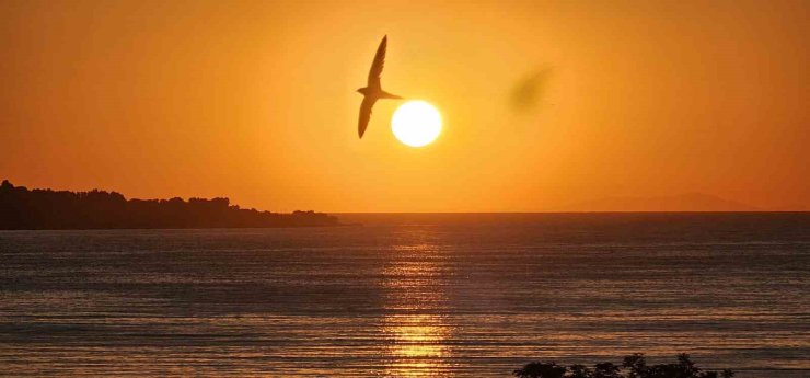 Van Gölü’nün kalbinden doğan güneş hayran bıraktı