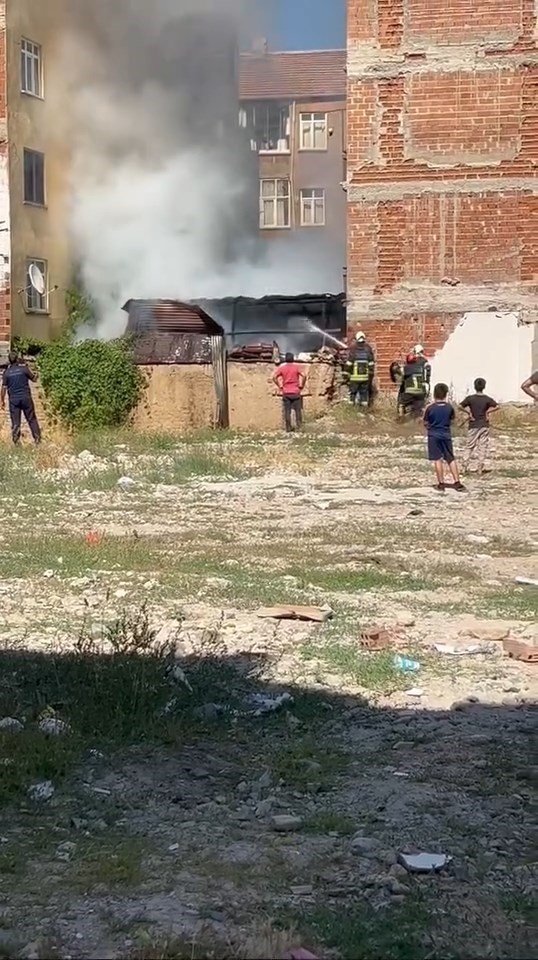 Elazığ’da odunluk yangını söndürüldü