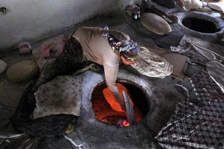 Tandır lavaşı 55 derecelik sıcak bir ortamda pişirilerek sofralardaki yerini korumaya devam ediyor