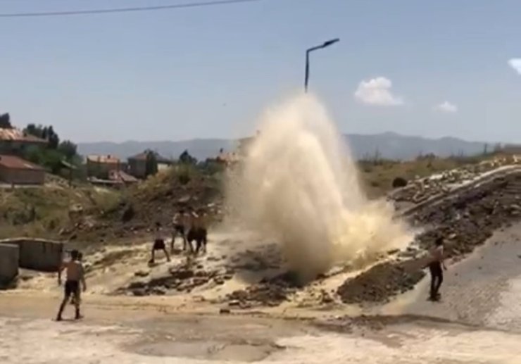 Yüksekova’da patlayan su hattı çocukların serinleme durağı oldu