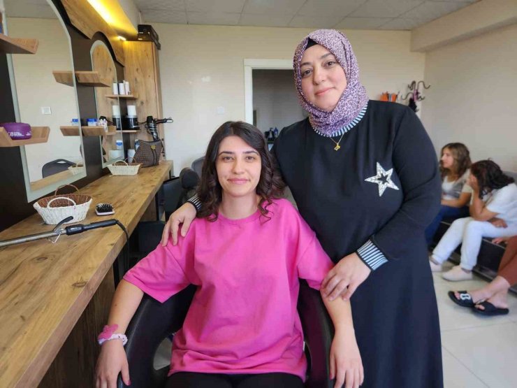 Babasının izinden, annesiyle birlikte yürüyor