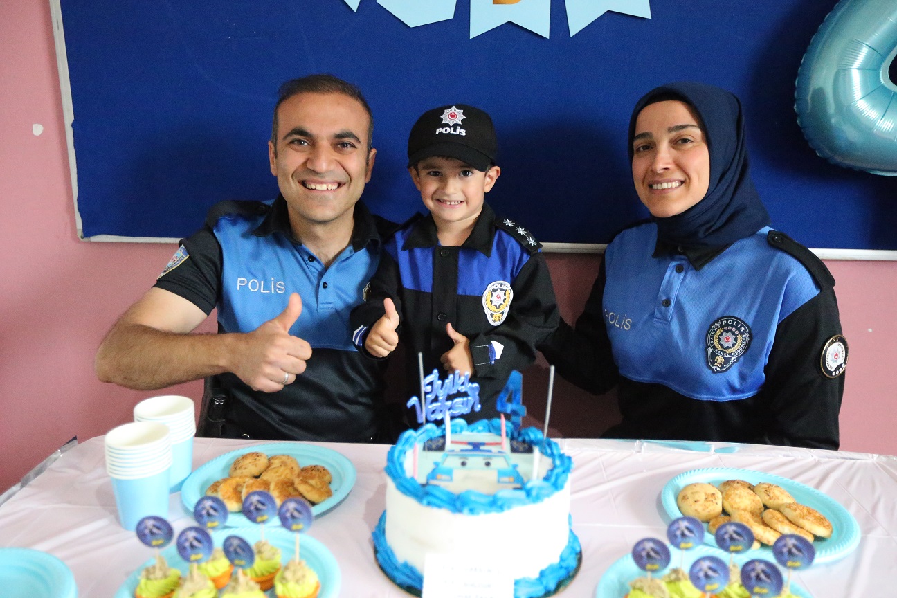 polis-ekiplerinden-minik-celike-dogum-gunu-suprizi-1.jpg
