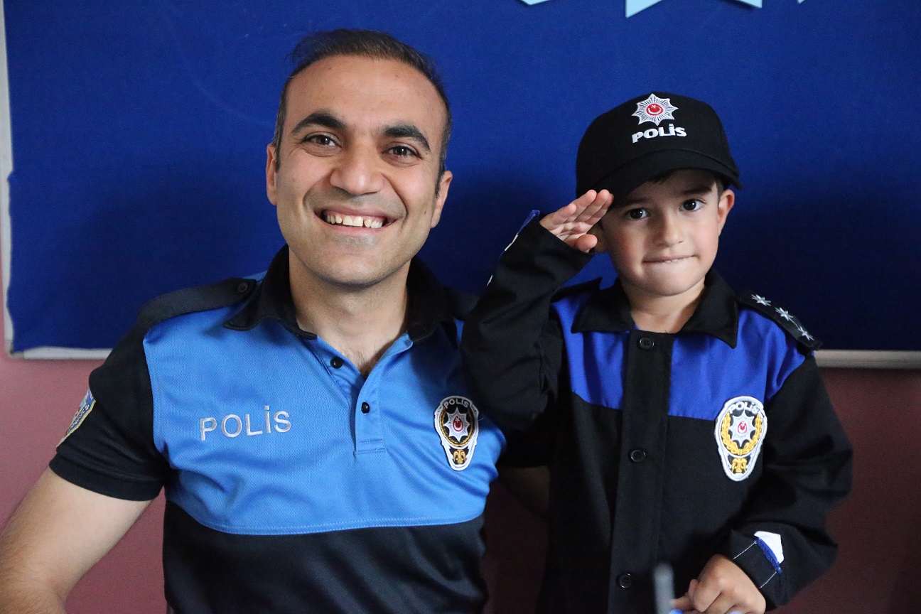 polis-ekiplerinden-minik-celike-dogum-gunu-suprizi-3.jpg