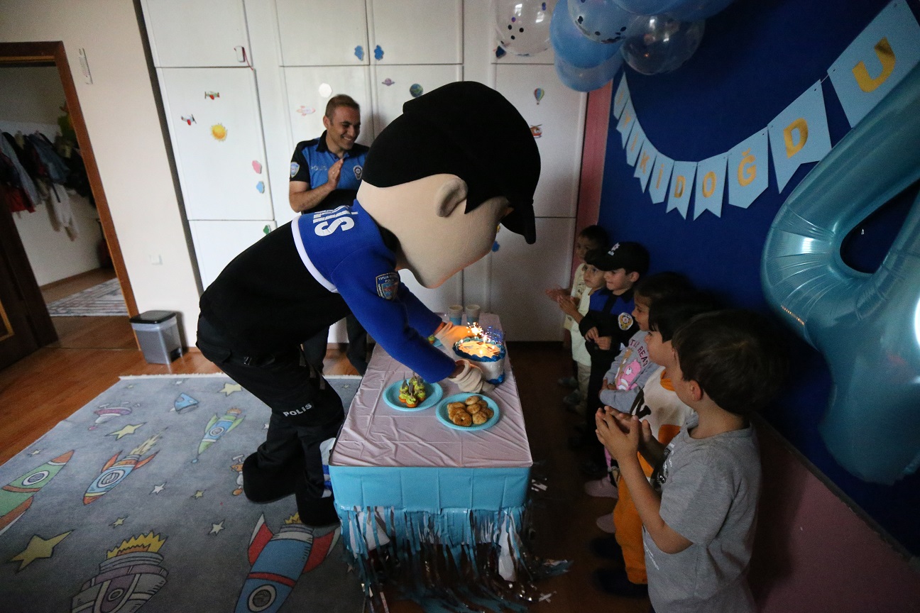 polis-ekiplerinden-minik-celike-dogum-gunu-suprizi-4.jpg