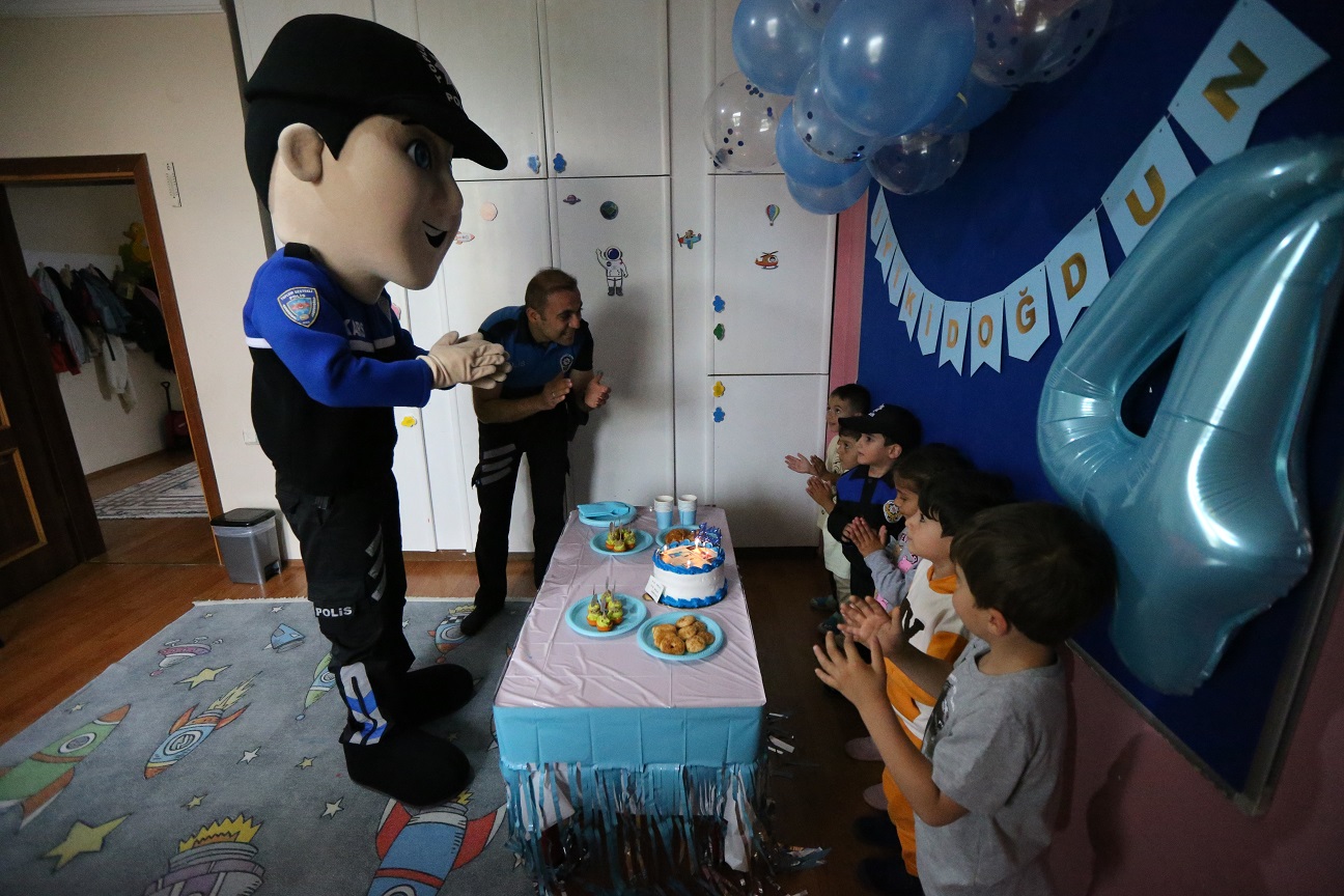 polis-ekiplerinden-minik-celike-dogum-gunu-suprizi-5.jpg