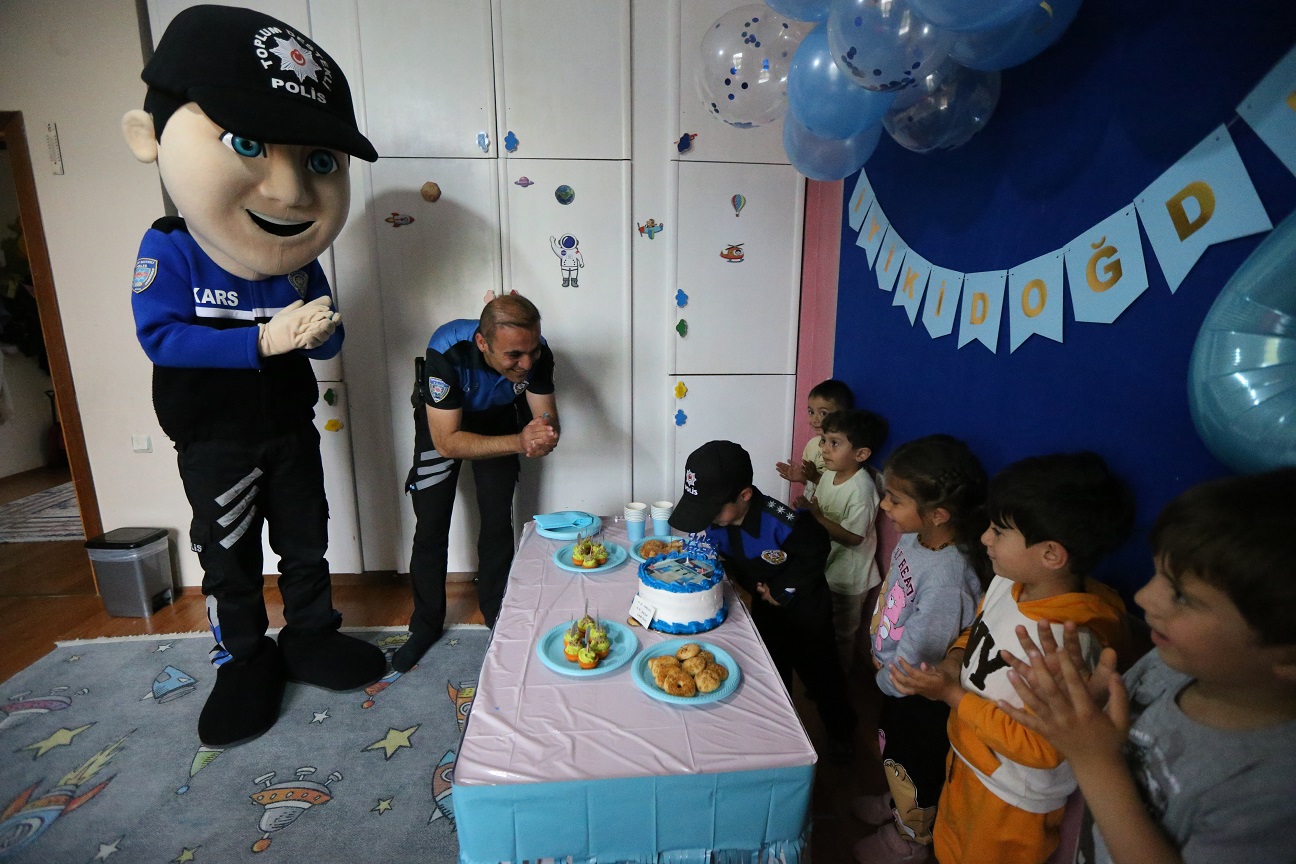 polis-ekiplerinden-minik-celike-dogum-gunu-suprizi-6.jpg