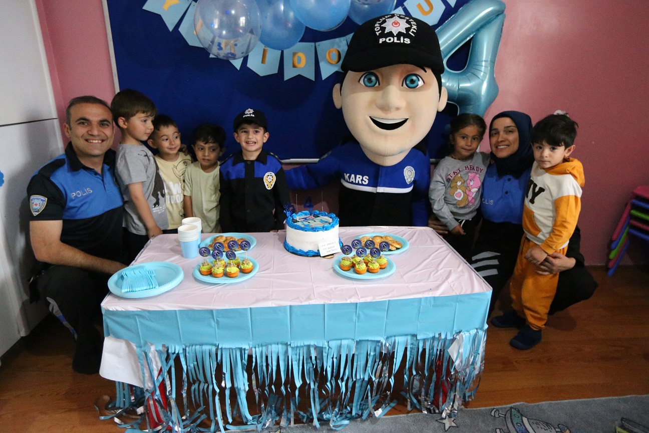polis-ekiplerinden-minik-celike-dogum-gunu-suprizi-7.jpg