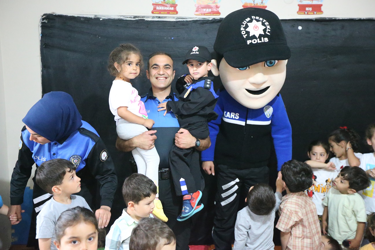 polis-ekiplerinden-minik-celike-dogum-gunu-suprizi-8.jpg