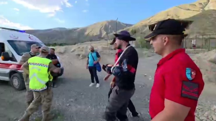 Havada korku dolu anlar: Paraşütçü Keşiş Dağları’na zorunlu iniş yaptı