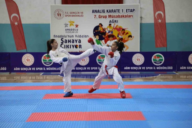 Genç karateciler Ağrı’da madalya için ter döktü