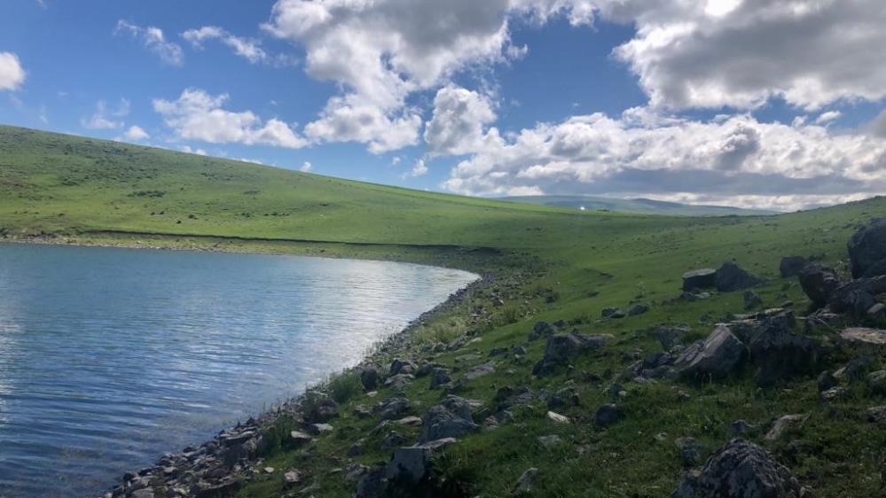 karstaki-aygir-golu-yaz-aylarinda-gorsel-solene-donusuyor-2.jpg