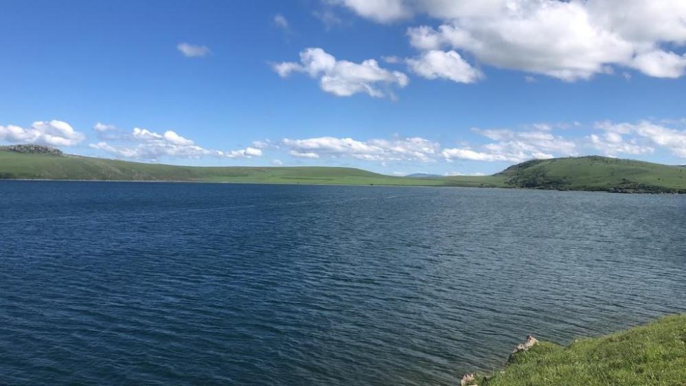 karstaki-aygir-golu-yaz-aylarinda-gorsel-solene-donusuyor-3.jpg
