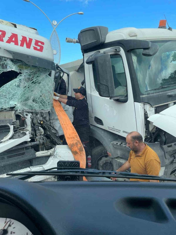 Van’da tır kamyona arkadan çarptı: 1 yaralı