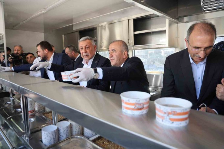 Elazığ’da vatandaşlara aşure ikram edildi