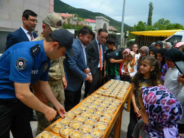 Posof Müftülüğünden aşure ikramı