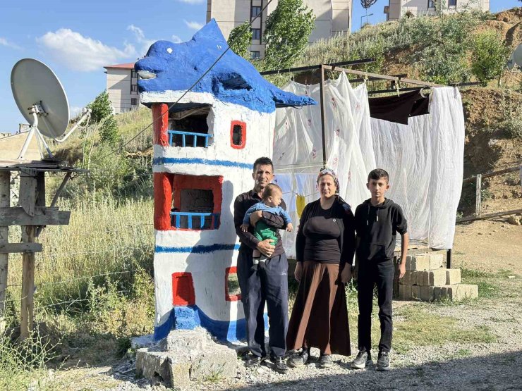 Yüksekova’da görenleri şaşırtan gemi ve yunus figürlü ev maketi