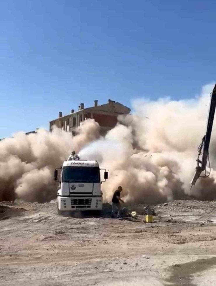 Elazığ’da ağır hasarlı bina tek dokunuş ile yıkıldı