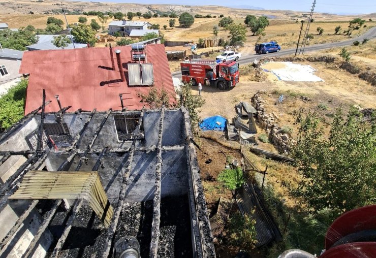 Arapgir’de korkutan ev yangını