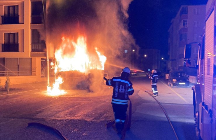 Halk otobüsü alev topuna döndü
