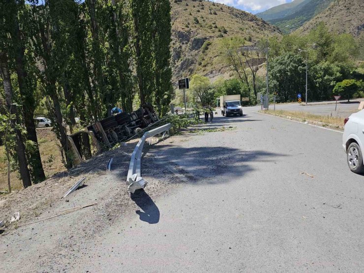 Freni boşalan kamyon uçuruma yuvarlandı: 1 ölü